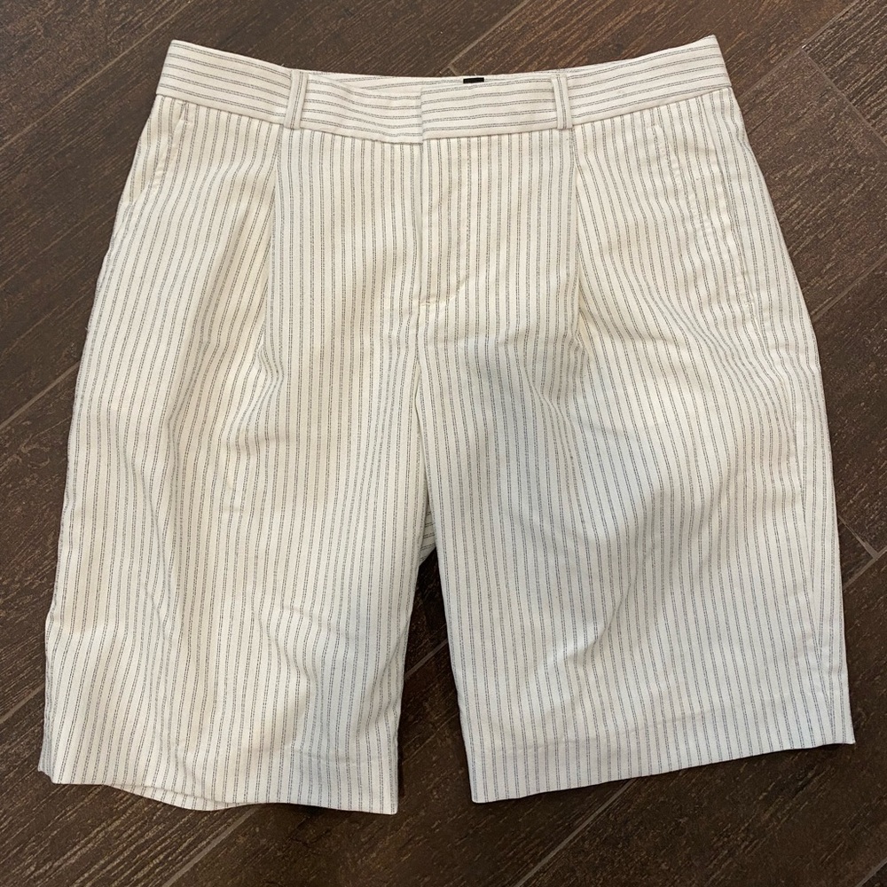 31” W, White with Black Pinstripe Banana Dress Shorts Size 0 EUC